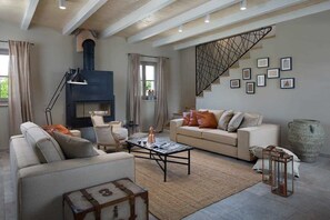 Smart-TV, Kamin, Stereoanlage