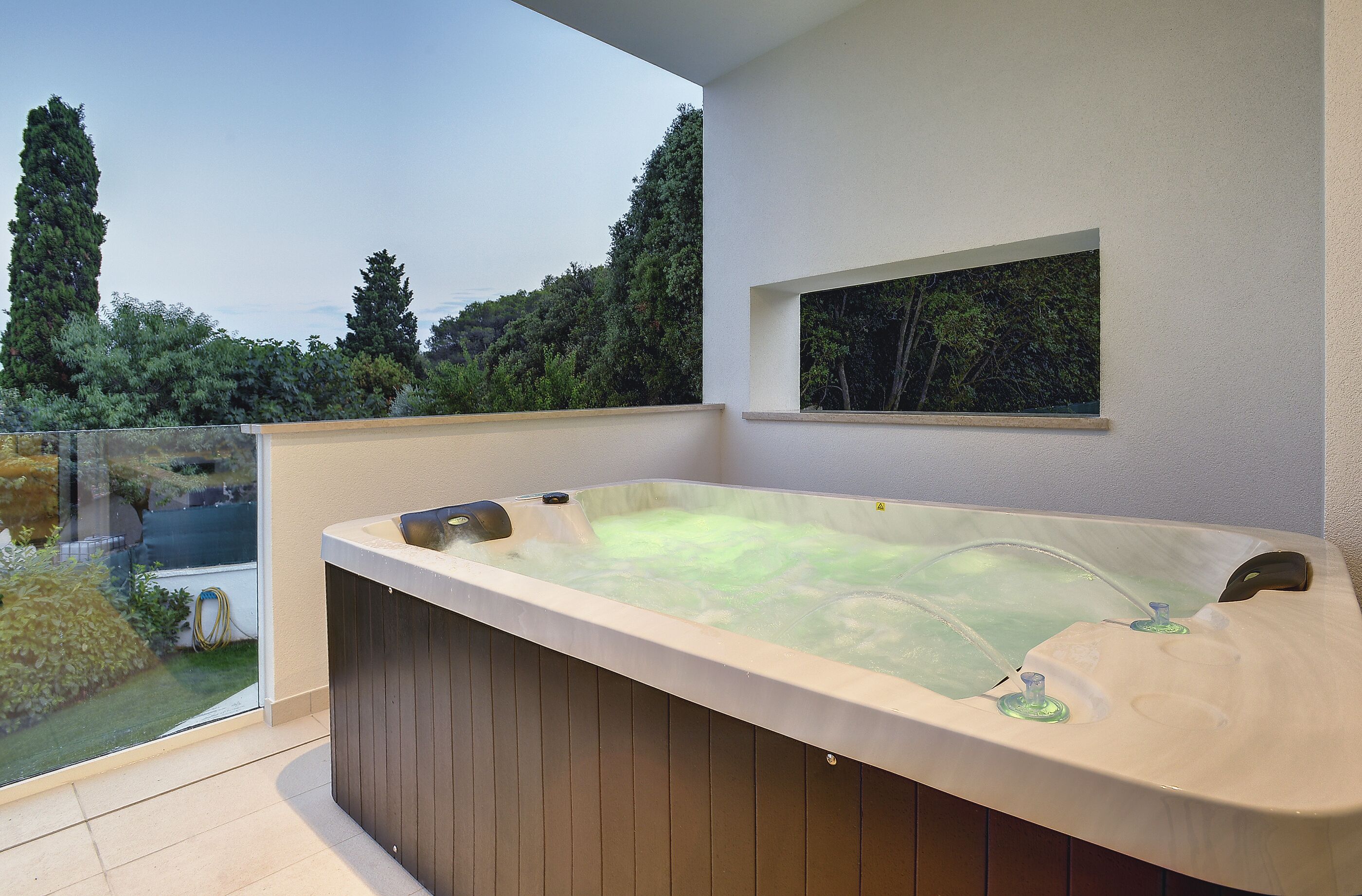 Tina de hidromasaje al aire libre