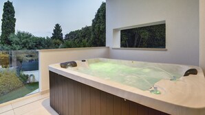 A hot tub on a balcony with a view of trees and a clear sky. - Beautiful brand new villa ***** with heated swimming pool, summer kitchen, WiFi, grill (Pula)