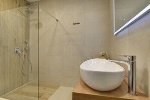 Douche, baignoire à jets, sèche-cheveux, bidet