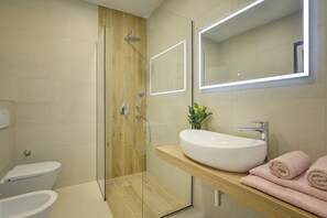 Douche, baignoire à remous, séchoir à cheveux, bidet