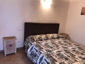 Bügeleisen/Bügelbrett, Reisekinderbett, kostenloses WLAN, Bettwäsche