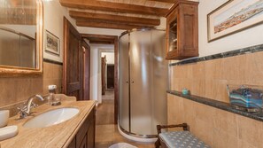 Shower, hair dryer, bidet, towels - Villa Ambrah 12+1, Emma Villas (Macerata)