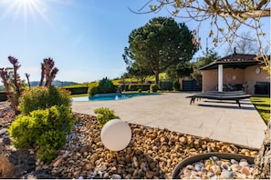 Terrace/patio - Terrace, villa with pool overlooking the hills and private pool (Terrasson-Lavilledieu)