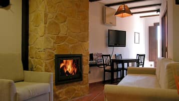 Televisión, chimenea, reproductor de DVD y estéreo