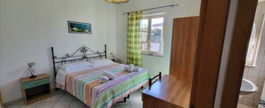 2 camere, una scrivania, ferro/asse da stiro, culla da viaggio