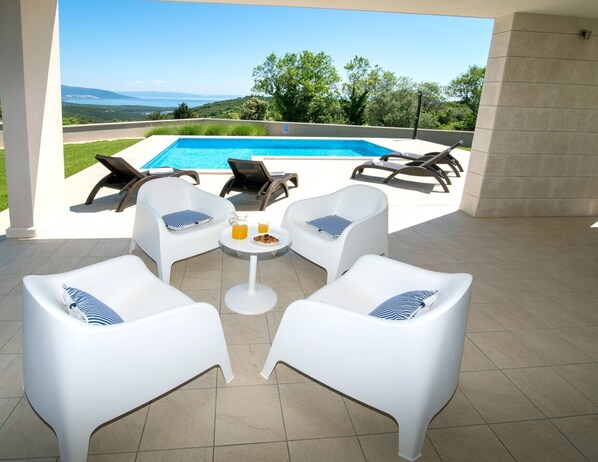 حمّام سباحة خارجي