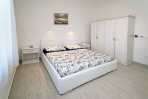 2 bedrooms, in-room safe, desk, iron/ironing board