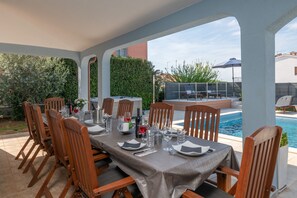 Outdoor dining - Large heated pool, sauna, jacuzzi, charging station for electric vehicles 22kW (Musalez)