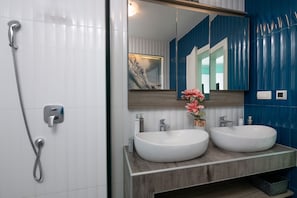 Bathtub, hair dryer, bidet, towels - Large heated pool, sauna, jacuzzi, charging station for electric vehicles 22kW (Musalez)