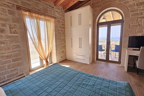 4 habitaciones, caja de seguridad en la habitación y escritorio 