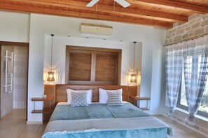 4 soveværelser, pengeskab på værelset, skrivebord, strygejern/strygebræt