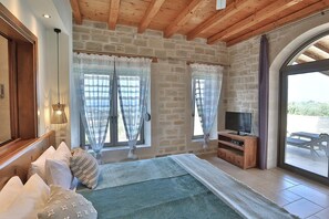 4 soveværelser, pengeskab på værelset, skrivebord, strygejern/strygebræt