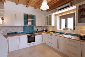 Køleskab, mikrobølgeovn, ovn, kogeplade