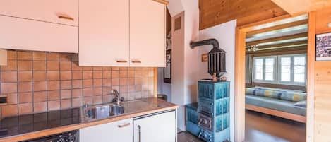 Kühlschrank, Mikrowelle, Herdplatte, Wasserkocher mit Kaffee-/Teezubehör