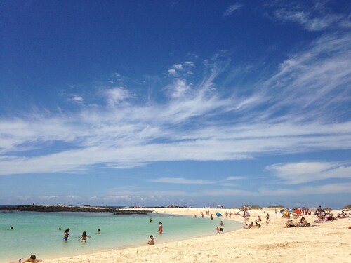 Schicke Ferienwohnung mit Meerblick auf Sandstrand, grosse Dachterrasse und WiFi