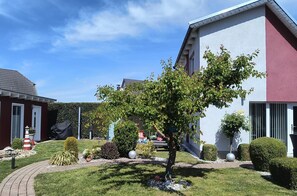 Property grounds - 4 * Holiday house "Relax & Fit" with sauna, fitness, garden, playground, 1300 m beach (Ludorf)