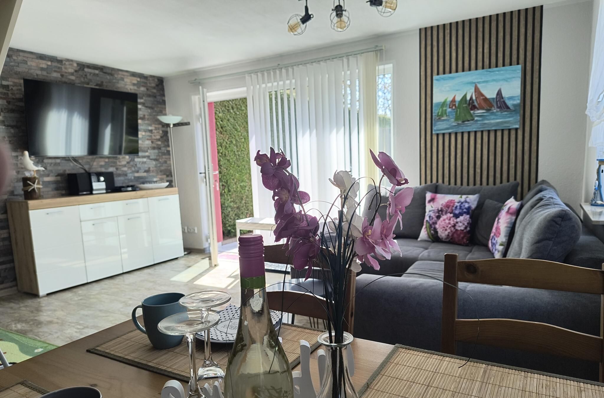 Älytelevisio, takka, DVD-soitin, pöytäjalkapallopöytä