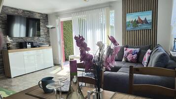 TV connectée, cheminée, lecteur de DVD, baby-foot