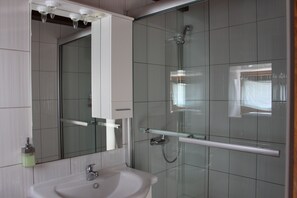Douche, serviettes fournies, papier de toilette