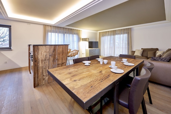 großer Wohnbereich mit Küche; 10qm über-dachter Suedbalkon, großer Flat-TV