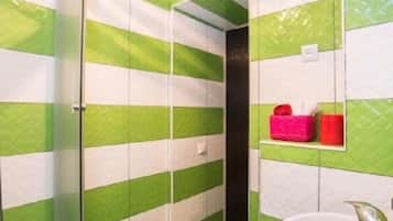 Apartemen | Kamar mandi | Shower, perlengkapan mandi gratis, dan pengering rambut