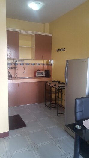 ثلاجة، فرن، موقد طهي مسطح، مستلزمات طهي/أطباق/أوعية