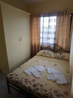 2 عدّة غرف نوم ومكواة/لوح كي وواي فاي وملاءات أسرّة