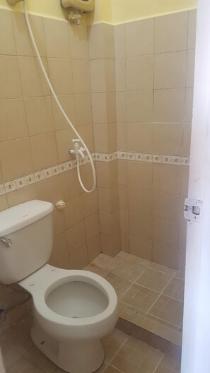 Douche, sĂšche-cheveux, serviettes fournies