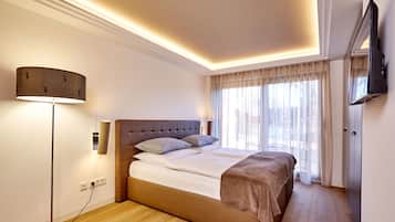 2 soveværelser, pengeskab på værelset, skrivebord, strygejern/strygebræt