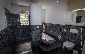 Badewanne, Haartrockner, Handtücher, Seife