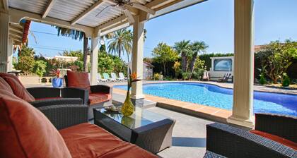 Stylish Finca Julia with 1000 sqm garden, priv. Pool, Air, BBQ, fireplace, terrace