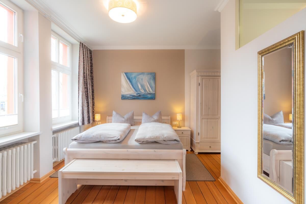 Lovingly furnished apartment with terrace, near the beach