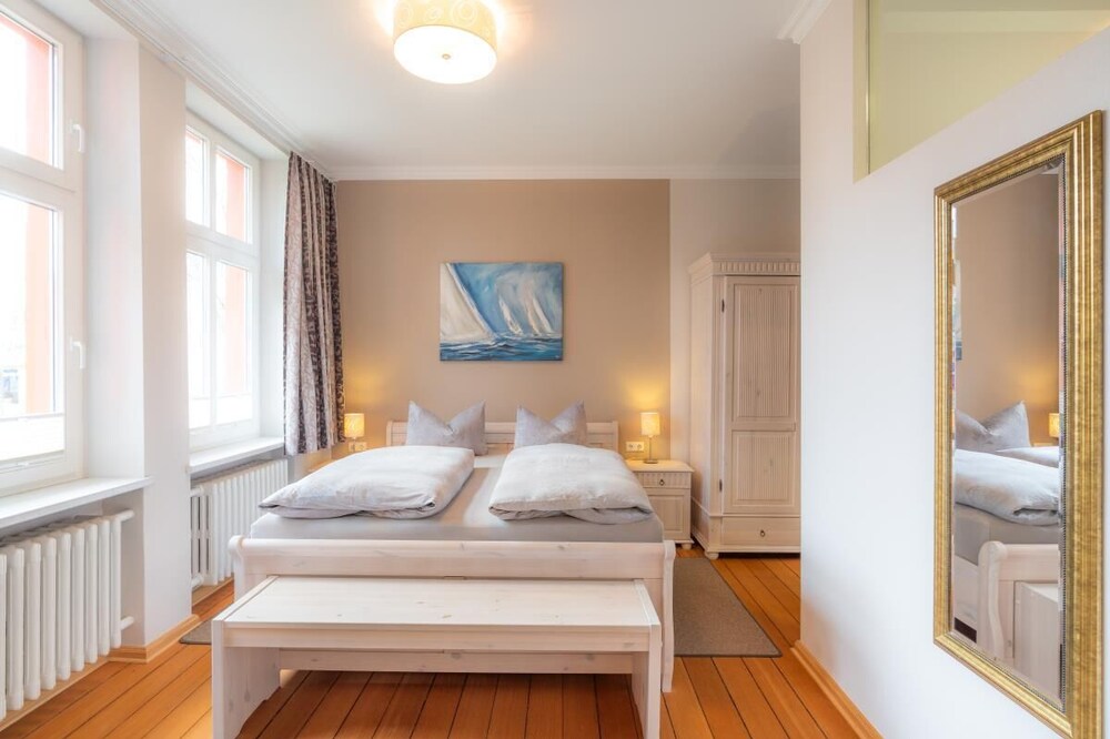 Lovingly furnished apartment with terrace, near the beach