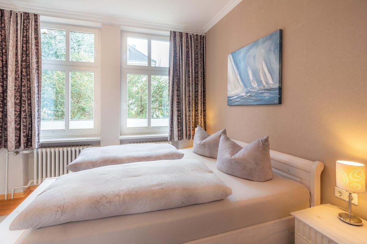 Lovingly furnished apartment with terrace, near the beach