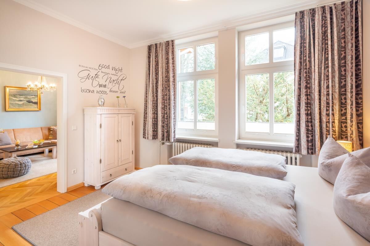 Lovingly furnished apartment with terrace, near the beach