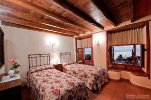 1 slaapkamer, een kluis op de kamer, een strijkplank/strijkijzer, wifi