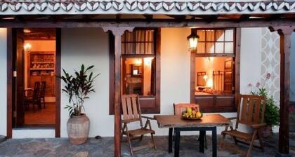 Casa Los Melindros overlooks the sea and volcanoes