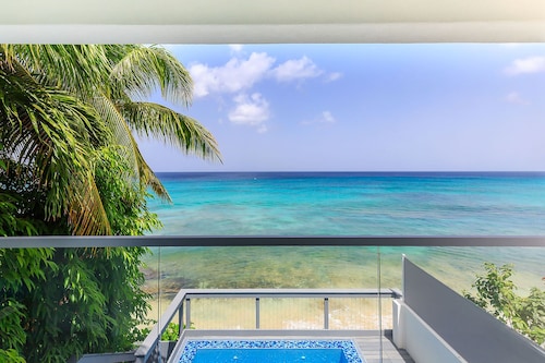 Imagine Villa- Clean & Modern Beachfront 4 bed with Penthouse