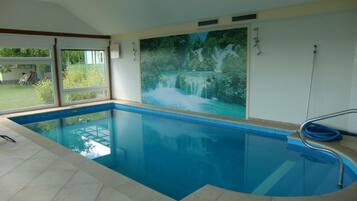 Una piscina cubierta