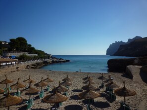 Playa en los alrededores y toallas de playa