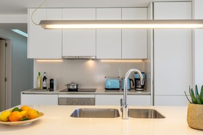 Refrigerador, microondas, horno y parrilla de estufa