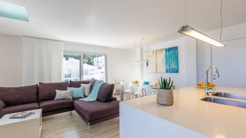 Een televisie, een dvd-speler, boeken en een stereo