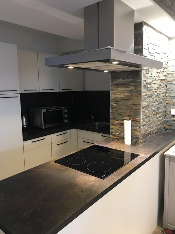 Fridge, oven, stovetop, dishwasher