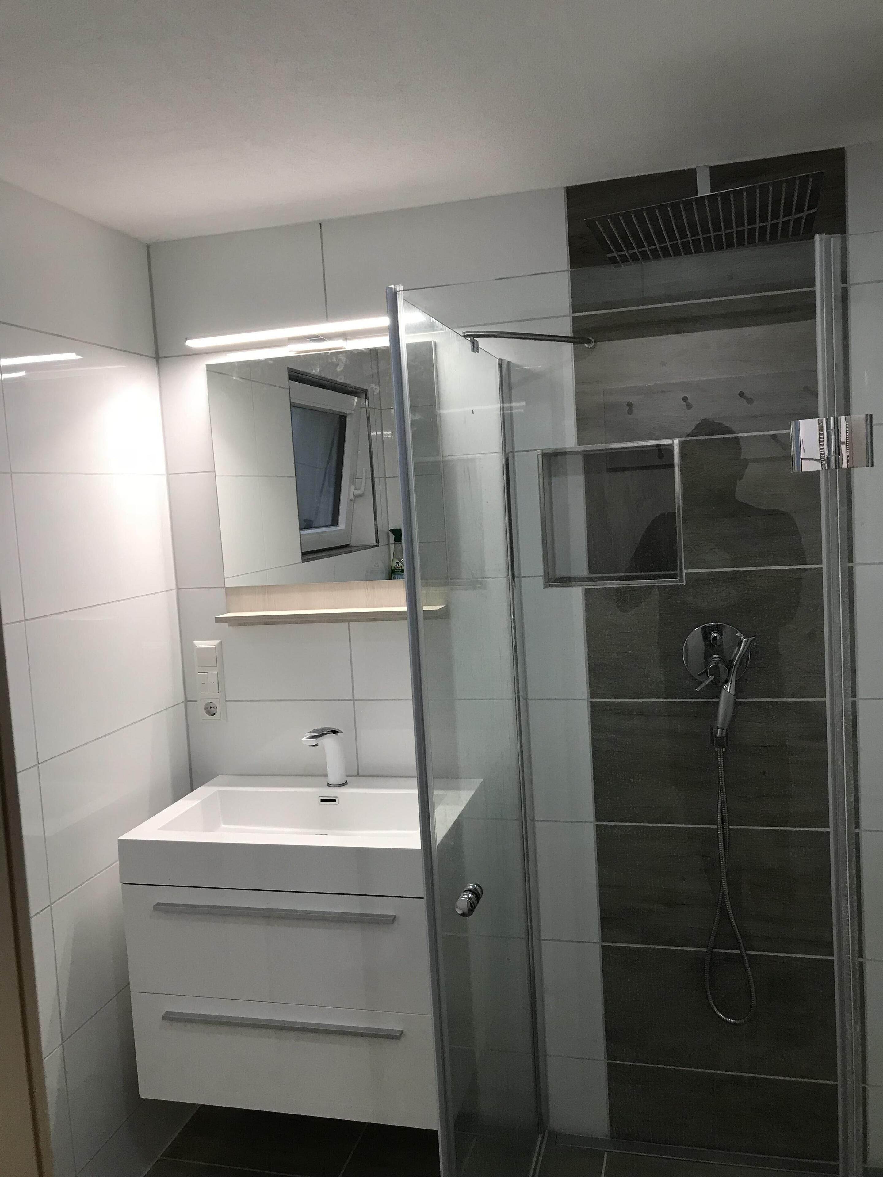 Een haardroger, handdoeken, toiletpapier