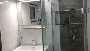 Hiustenkuivaaja, pyyhkeet, vessapaperi