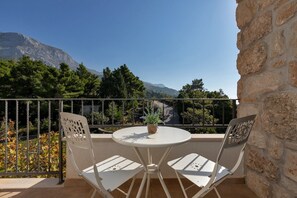 Outdoor dining - Villa Marta in Tucepi, private pool (Tucepi)