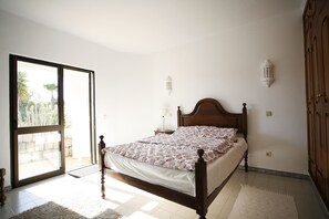 2 slaapkamers, een strijkplank/strijkijzer, gratis wifi, beddengoed