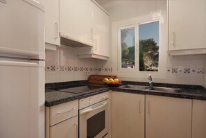 Kühlschrank, Mikrowelle, Herdplatte, Wasserkocher mit Kaffee-/Teezubehör