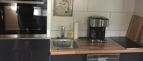 Cafetera y tetera, refrigerador, microondas y horno